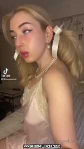 Angel Olsen Bisexual Actress Slim Body Brown Eyes Caucasian