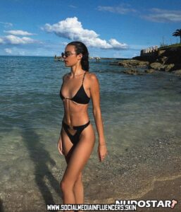 Ella Mendelsohn American Bisexual Brown Hair Small Breasts